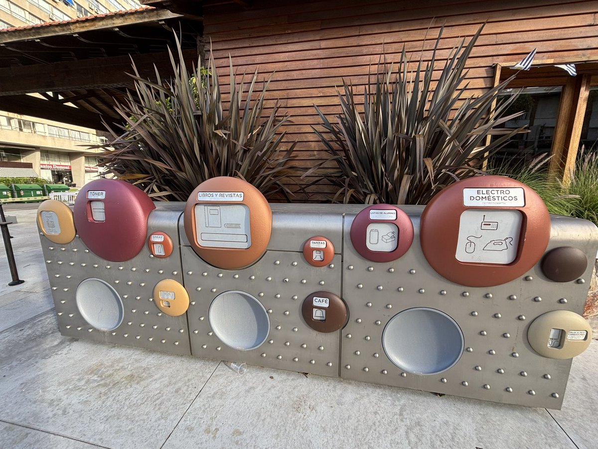 FocusPunta's tweet photo. Quedaron instalados sobre Gorlero, en la sede del @puntamunicipio los nuevos Depósitos de reciclado de la @MaldonadoUY_ que permiten depositar pequeños electrodomésticos, latas, tapitas, libros, radiografías, cds entre otros objetos.
#Focus #AzulPunta https://t.co/zwZsqDK1HR