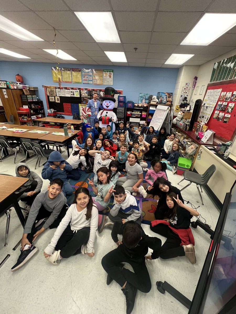 ChrismansClass's tweet photo. We celebrated white bs blue for spirit week with @mhayden2004 and @MsMullins22 class @PotowmackES 💙🤍 #WinterSpiritWeek https://t.co/S7uRgBgfB1