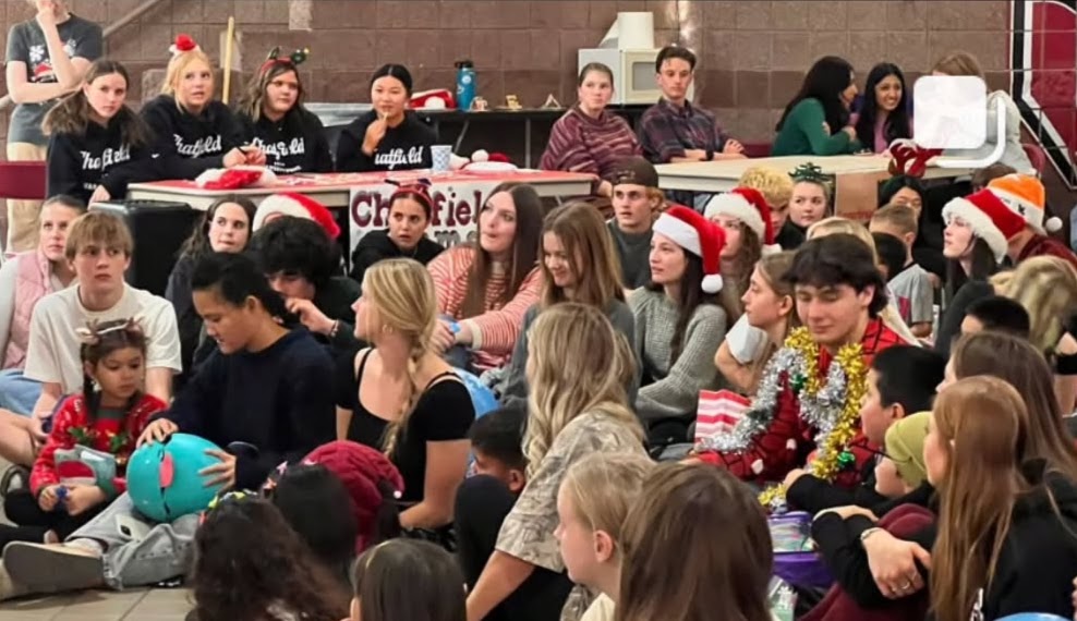 Wishing a happy Christmas season for all the kids from Lumberg Elementary School! 🎄🧑🏼‍🎄🍬 #ChatfieldHolidayOutreachParty