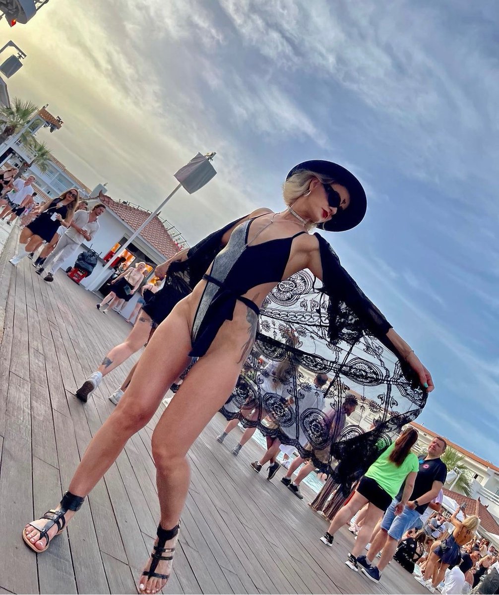 0d_rima's tweet photo. Sumida das redes por motivos de: FERIAASSSSSS  ☀️ 🏝️ 🌊 🍸 🪅 Fechada pra balanço haahahaha Vocês não sabem o quanto esperei por essa viagem!!!!! Muita gente linda aqui!!! Bjsss 😘 💋 https://t.co/Xsg1vmYEqa