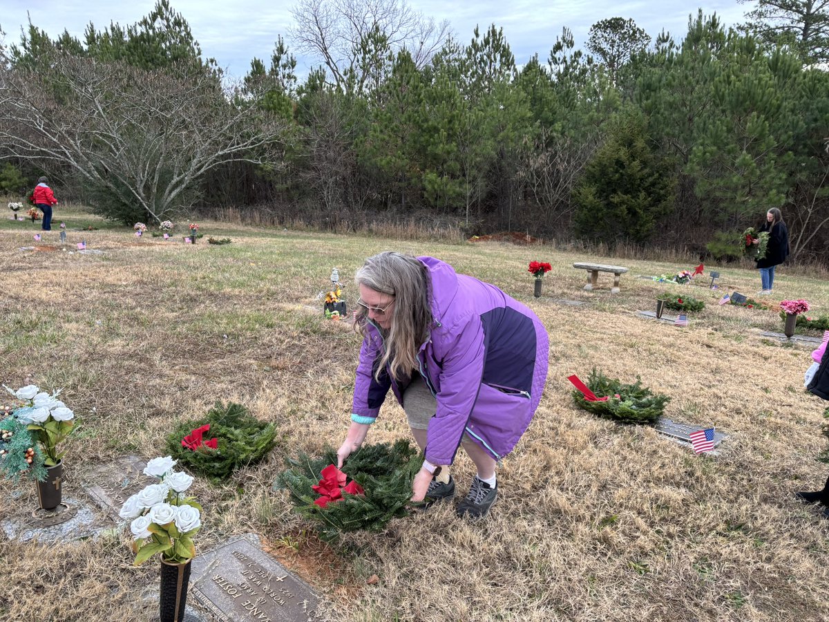 OcoeeDar's tweet photo. Ocoee Chapter members participated in Wreath Across America ceremony at Hilcrest Cemetery in Cleveland TN hosted by Col. Benjamin Cleveland Chapter TNSSAR. https://t.co/pRDyx1va0N