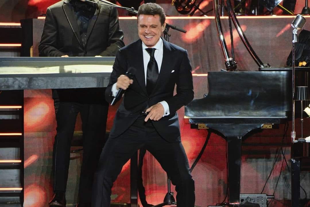 todoxluismiguel's tweet photo. Bailar el vals de las olas... Cuerpo a cuerpo, tú y yo ♫
@lmxlm #LuisMiguel #txlm #ClubOficialChile #Incondicionales #TodoPorLM #TXLM35 #Tour2024 #Gira https://t.co/fx2msvPVDQ