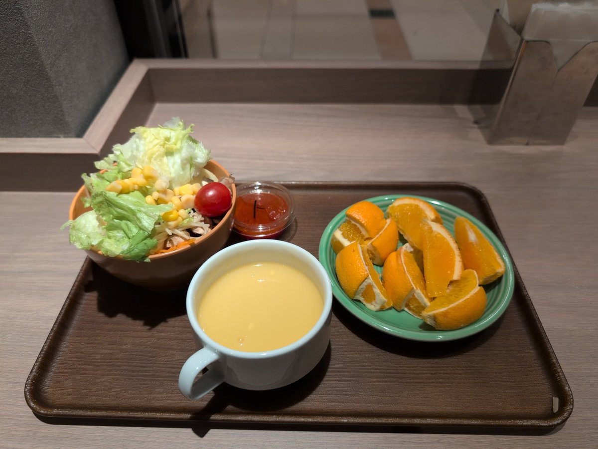 healthyboy_ai's tweet photo. ヘルスケアミール公式です。

唐突にオレンジを食べたくなる時はありませんか？
そんな時は是非当店にお越しください。
お皿にたっぷりオレンジ🍊を盛りましょう！
（写真は手加減しましたがもっと山にしても🆗）

#HealthcareMeal
#大崎ランチ https://t.co/1zTc2hWobl