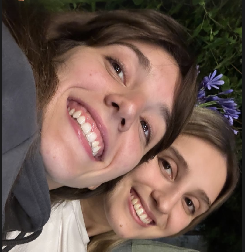 azuulbenitez_'s tweet photo. la persona mas graciosa de argentina se recibio!! y al lado esta esa tal marti benza https://t.co/Kl6Byoyvsq