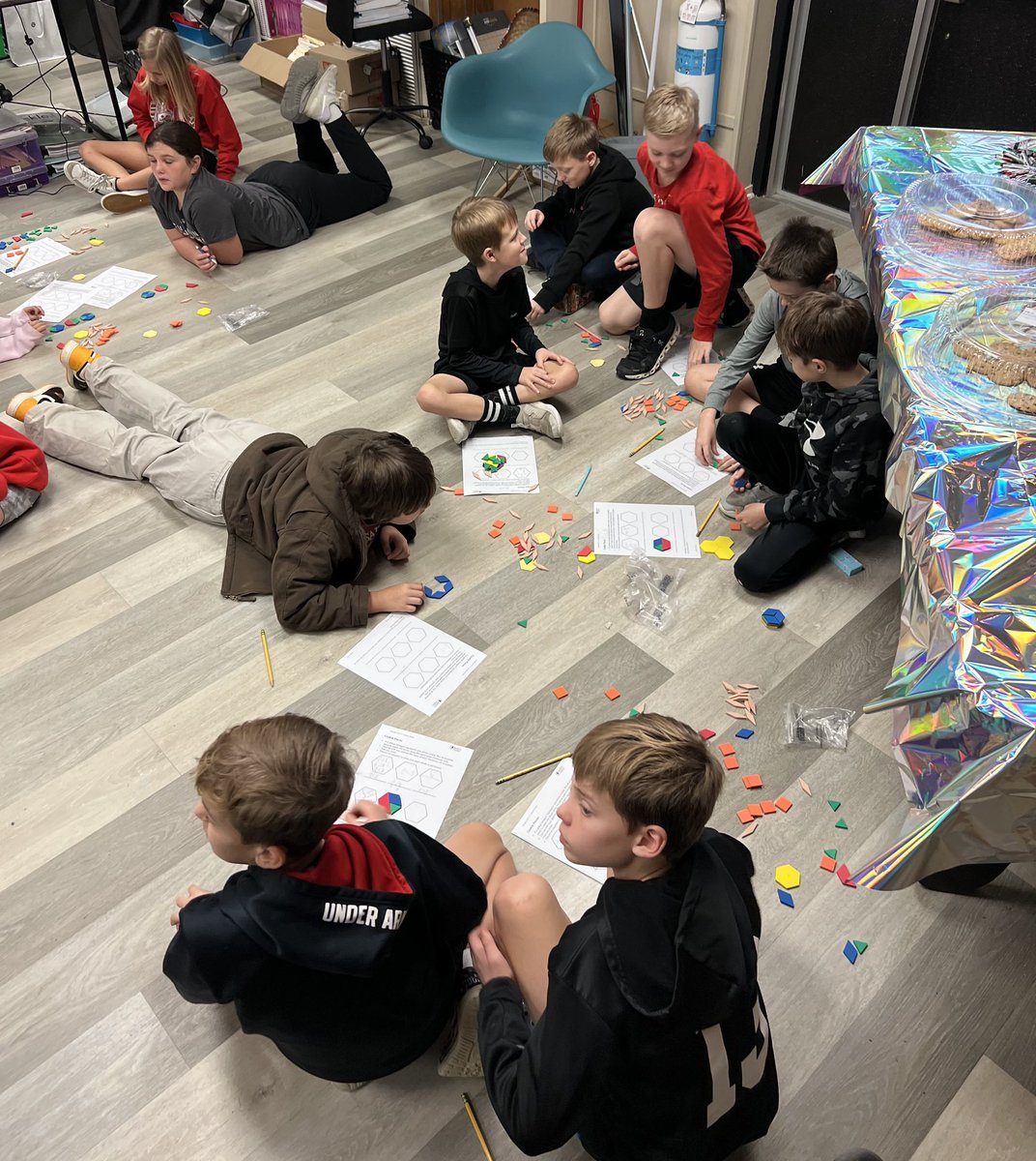 _paigehamm_'s tweet photo. Thank you @courtneyspecial for hosting a cookie fraction lesson! It was a great learning opportunity for students to make discoveries and to prepare for our fraction unit! 🍪 #learningisdelicious @EastElemCCS https://t.co/8ExARZCVUx
