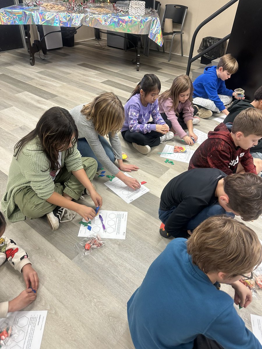 _paigehamm_'s tweet photo. Thank you @courtneyspecial for hosting a cookie fraction lesson! It was a great learning opportunity for students to make discoveries and to prepare for our fraction unit! 🍪 #learningisdelicious @EastElemCCS https://t.co/8ExARZCVUx