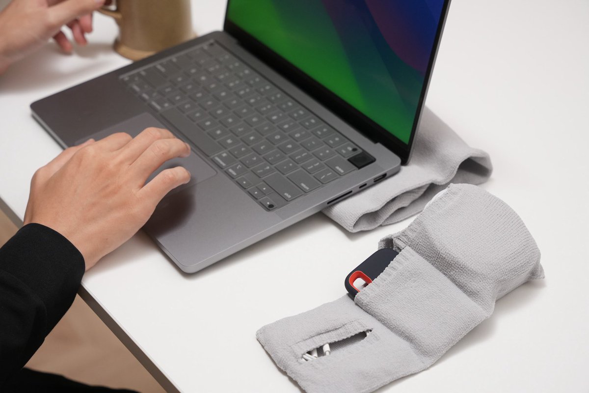 andgopj's tweet photo. 【新商品発売記念CP🎉】
MacBookやiPadと周辺機器をまとめてパッキングできる新しい_go(アンドゴー)が本日12:00〜販売開始となります！

昨年のモニター販売のFBを踏まえて、より包みやすく、より機能的になったモデルをぜひお試しください。

※数量限定で、同色のcircle(円形タイプ)が付いてくるキャンペーンも開催予定です！