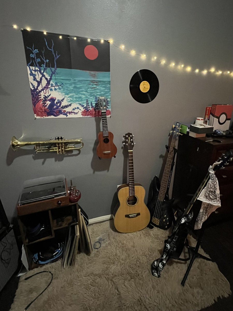axosart's tweet photo. @LeafmeA10NE We love the ukulele on the wall https://t.co/AX1GZOGAQ9