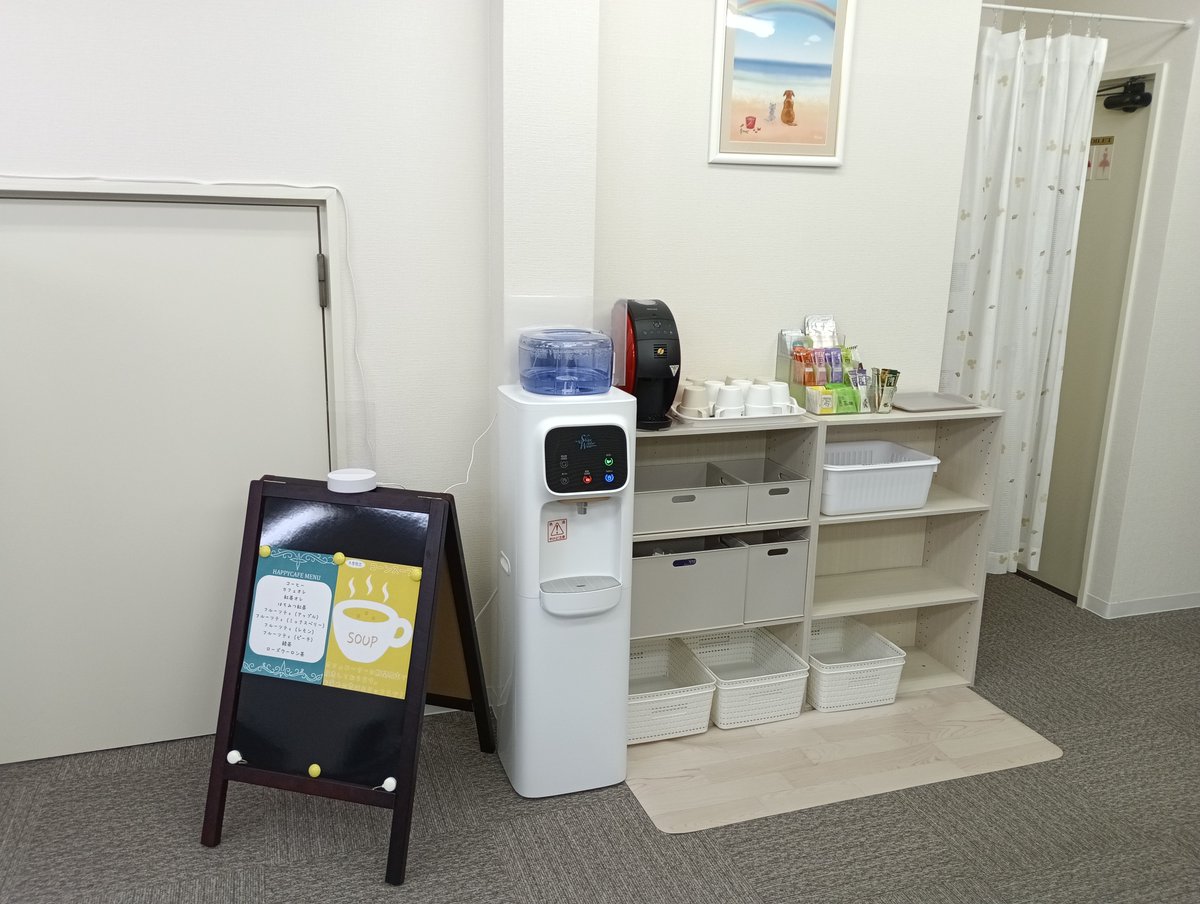 HAPPY_CO_PR's tweet photo. カフェコーナーに看板が設置されました(∩´∀｀)∩
カフェ用の広告を作るモチベーションにもなりますね♪
今日も色々作成するのを頑張ります🔥

#HAPPY_B 
#就労継続支援B型 
#企業公式冬のフォロー祭り 
#企業公式つぶやき部 
#企業公式相互フォロー 
#相互フォロー 
#フォロバ
#ブルバ 
#ブルバ100 
#ブルバフォローバック 
#ブルバ相互フォロー