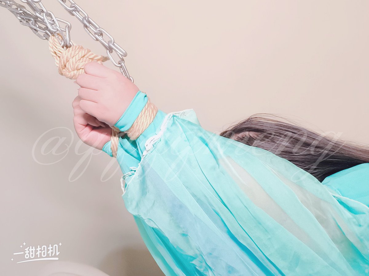 师姐你可知……
功课做的不认真，是要受罚的？

#剑网三 #剑三 #琴娘 #白丝