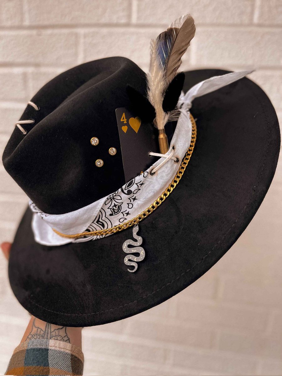 DOODLESUlT's tweet image. [#nightravenyule]

Trey wasn't exactly one to want too much attention, but as the Vice Housewarden of Heartslabyul, he did still have to leave an impression. He just hoped not too many eyes would be on him instead of Riddle.