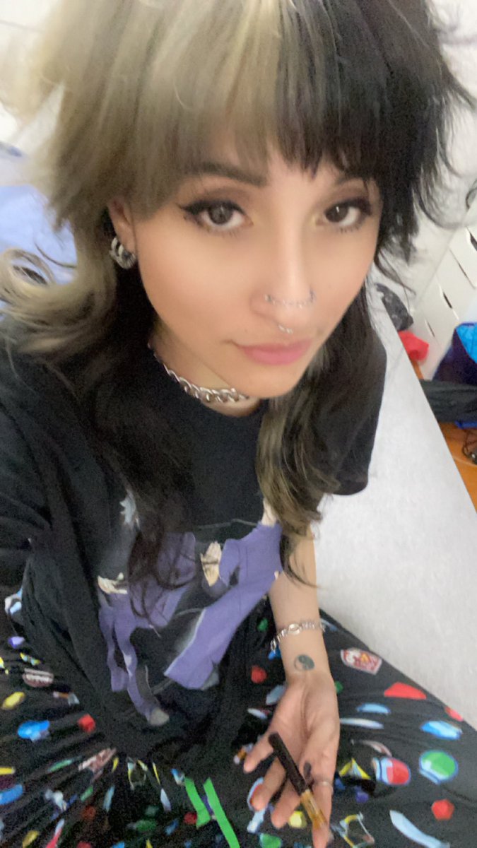 lPapsl's tweet photo. Everyone at my new job thought I was bi
Should I be?
#selfie #alternative #twitterworthy #coontail #bringthemback https://t.co/8TvlhkNkUE