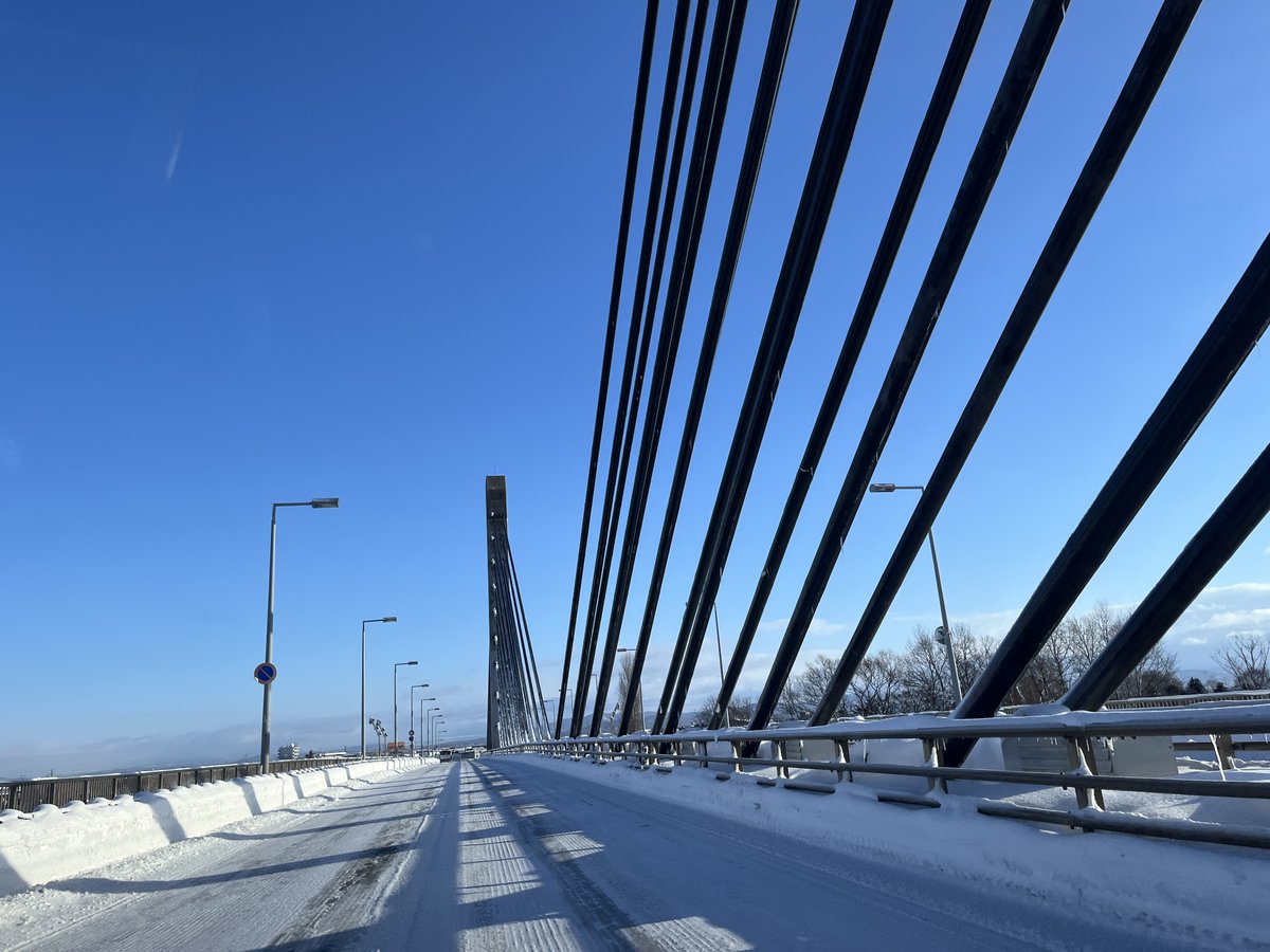 今日は久しぶりに除雪作業の無い朝を迎えました。久々の青空ですので車窓からツインハープ橋の写真を撮りました。年末迄の長期予報は積雪の無い日は2日だけ、他は毎日雪マークです。年末年始はスーパー銭湯やサウナで除雪作業で疲れた体を癒したいですが、まだ除雪作業に追われる日々が続きそうです。