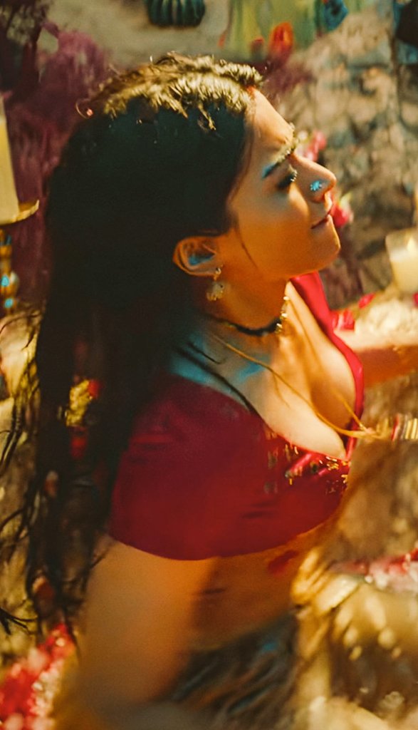 Erratic_Engima's tweet photo. Rashmika Mandana,
 it's hot 🔥 🥵🥵🤤
#Peelings song  video Hotness 
Viral fever always 🔥 😍♥️

#RashmikaMandanna #Prabhas
#KapilSharma #Retire
#TheRajaSaab #Bitcoin #MARK https://t.co/valLshb28Y