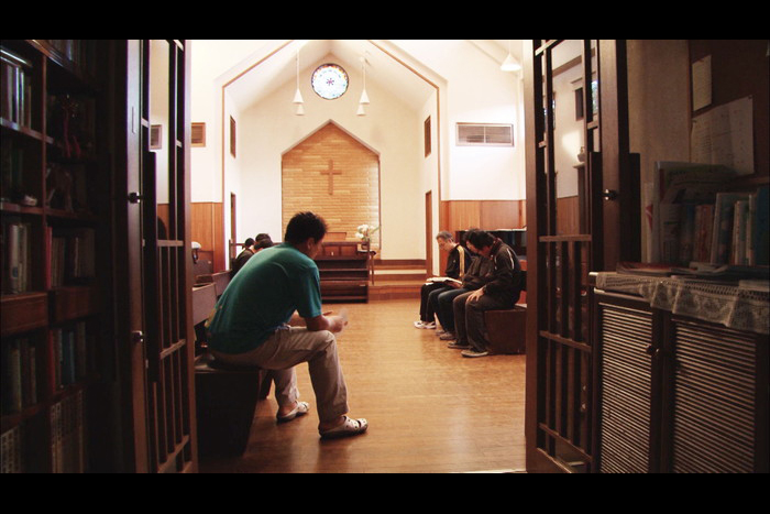 『牧師といのちの崖』⛪️

飛び降りの名所としても知られる三段壁のある和歌山県白浜町の牧師・藤藪庸一が挑む、絶望した人々と共に暮らし、生きゆく日々。

牧師の役割とは何か。弁当屋経営により行き場のない仲間を支える、信仰の枠組みを超えた地道な取り組みに圧倒され、それだけに終幕は言葉失う。