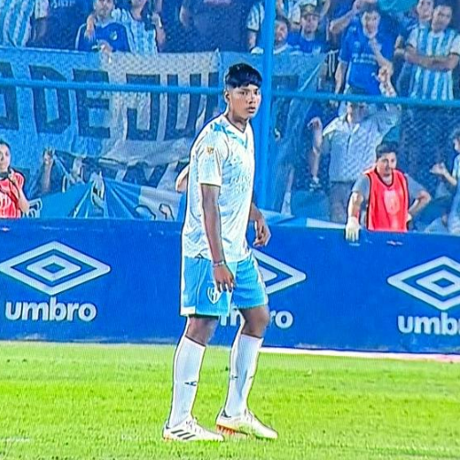 HistoriaTucuman's tweet photo. 👏Tuvo su debut oficial Leandro #OLIMA, categoría 2008.
✅Lo hizo con 16 años, 3 meses y 2 días.

⚠️Los últimos debutantes con 1⃣6⃣:

▶️1999 - Albornoz Voss
▶️1990 - Francisco Medina
▶️1986 - Hugo Corbalán
▶️1984 - Sergio Décima
▶️1984 - Antonio Apud
▶️1971 - Armando Quinteros https://t.co/mSu1DXERED