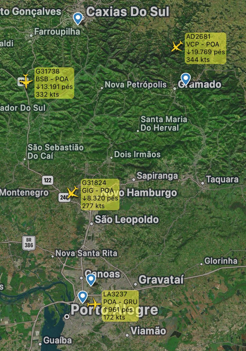23h33 e o aeroporto Salgado Filho bombando. Uma partida e três chegadas no radar. Desde a reabertura, em outubro, operação era das 8h às 22h. A partir de hoje, aeroporto voltou a ser 24h. Ainda nesta semana já tem voo internacional.