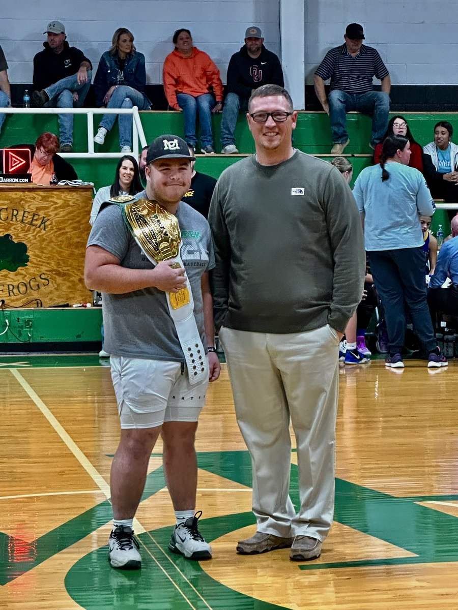 PrepNation_TV's tweet photo. #OKPrepScene: Mill Creek Bullfrog Sam
Harcrow receives his 2024 Class B All
State Belt from PNTV. Sam was a Top 10
Semifinalist for Player of the Year.
Congratulations to the Harcrow Family;
HC Nolan Henry: and to Bullfrog Nation! https://t.co/kBMnyvxLXb