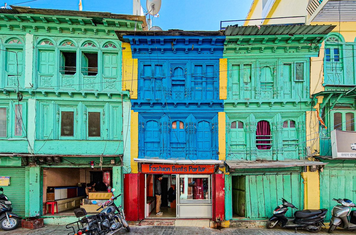 Almora is one of the most underrated towns in the Himalayas. Its bazaar is arguably the prettiest in India, filled with stunning wood-carved houses, and its stone temples are a spectacle to behold.