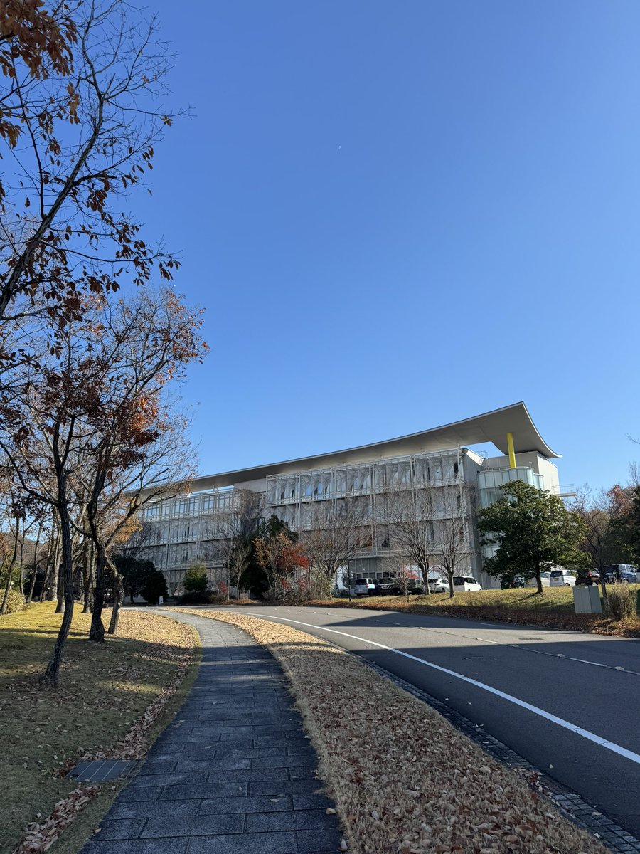 VrtcK's tweet photo. 本日のテクノプラザものづくり支援センター第１別館です☀️

今日は #飛行機の日 ✈️

ライト兄弟が動力飛行機の初飛行に成功した日です😃
ライト兄弟は五人兄弟で、2人は三男と四男だったそうです😳

本日もよろしくお願いします🙋

#イマソラ
#企業公式相互フォロー 
#企業公式が地元の天気を言い合う https://t.co/66vj7lMST3