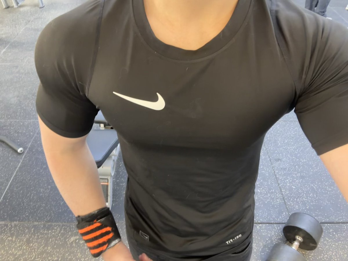 Liarzxex's tweet photo. 要不要摸摸主播的Nike https://t.co/YzsMefdMel