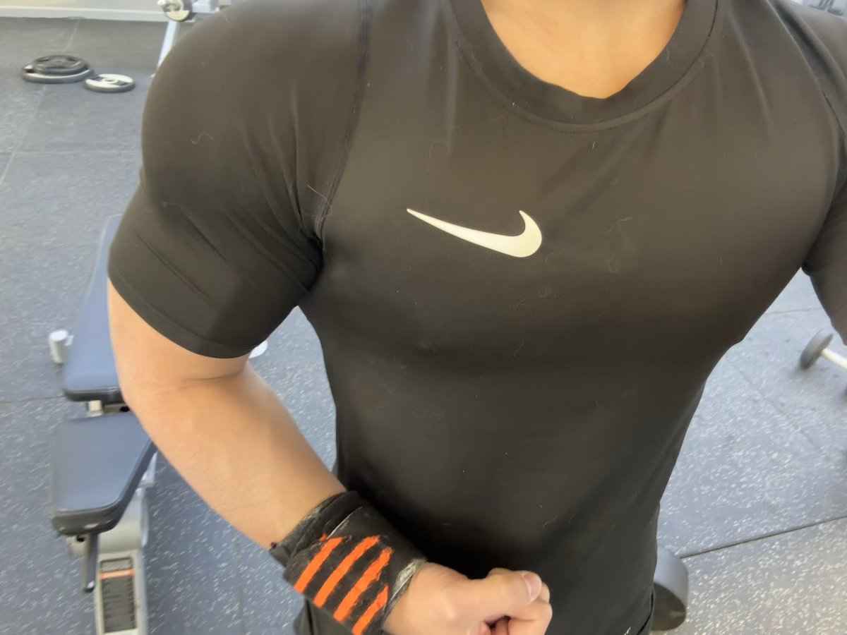 Liarzxex's tweet photo. 要不要摸摸主播的Nike https://t.co/YzsMefdMel