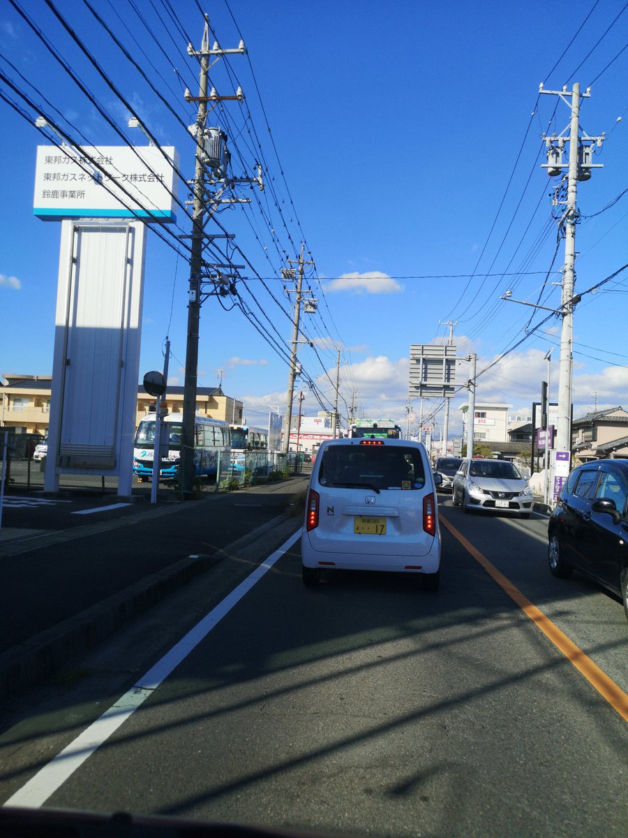 yoshis77's tweet photo. コバックのガソリンスタンドへ入る車で毎日ずっと大渋滞
R23から交差点も曲がれない状態
何とかならないものなのか┐(-。-;)┌ https://t.co/57y5WI2VDs