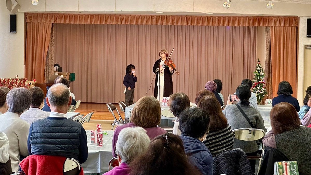 HelloArtJapan's tweet photo. 【活動報告】能登半島にある能登町小木地区にて、地域のクリスマス会の物資運搬、炊き出し、そして演奏をさせていただきました。被災された地域の方々と全国からのボランティアが一同に率先してプロジェクトを運営されていました。まだまだ課題はありますが、少しでも楽しい時間になれたら幸いです。 https://t.co/oP5Zyiopxg