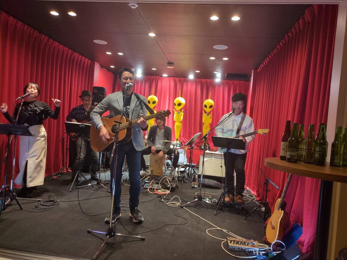 『投げビールが飛び交う』←写真右側参照
【江頭つとむLive】
今年は福岡にもよんでいただいたりして
たくさんコーラスしました！
江頭さんの曲、歌声、全てに愛が溢れていて、みんなで温泉に浸かっているような♨︎
毎回そんな気分です。
すなわち、最高なのです。
ありがとうございました🫶