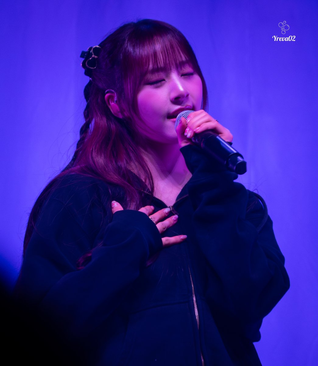 yreva02's tweet photo. Hana fifty fifty chicago 241210 

#fiftyfifty #LoveSprinkleTour_in_USA
 #피프티피프티 #하나 #hana https://t.co/KItMgJ9wGd