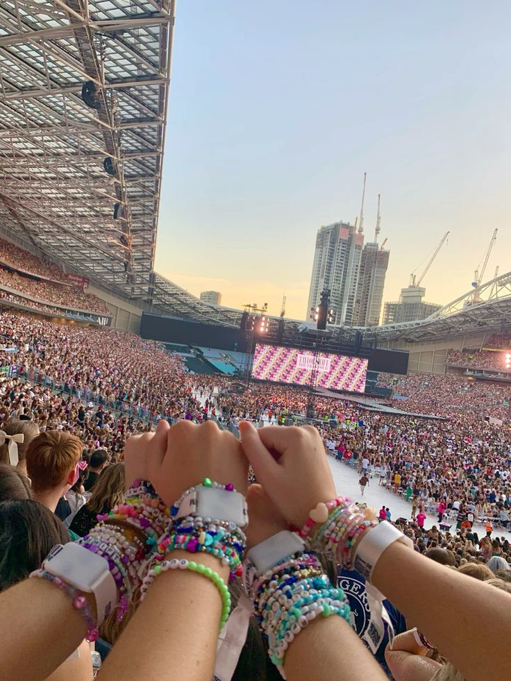 strwbeariis's tweet photo. ୨୧ : if you attended the eras tour, what night did you go to? you can add some photos !! https://t.co/oQU2jlyvAp