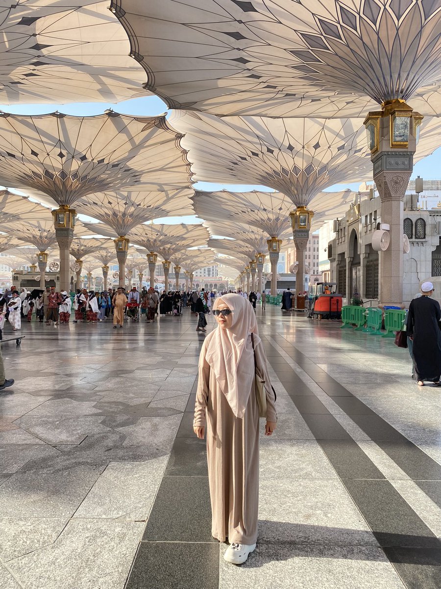 favgurl_0's tweet photo. I love my life in indonesia but makkah &amp; madinah saw the happiest version of me🥺🤍 https://t.co/0QOHSTiUI5