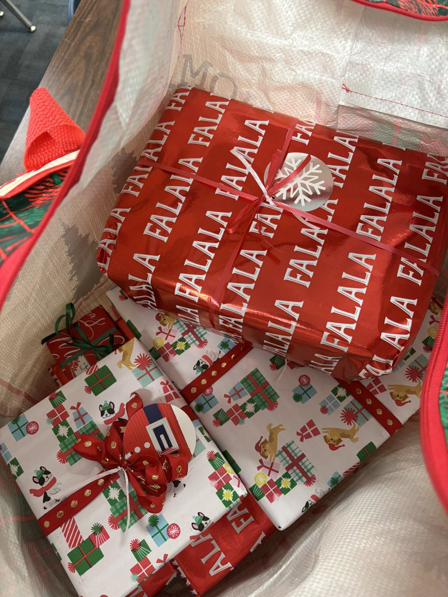 HannahMM66's tweet photo. Thank you to our amazing PTA for helping us check one huge box off of our Holiday to do list! PTA wrapped up to 10 gifts per staff member today! Grateful and thankful for these wonderful PTA elves! @ElemSybelia https://t.co/CLmGrsYqfb