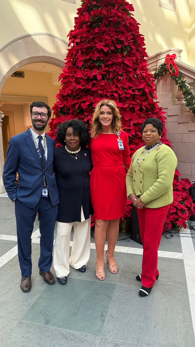 Our <a href="/SufVAschools/">Suffolk Public Schools</a> <a href="/SPS_FPA/">SPS Fine and Performing Arts</a> students shined at <a href="/ChryslerMuseum/">Chrysler Museum</a>! On Friday, December 13, 2024, five of our schools—Elephant's Fork Elementary <a href="/EFES_Proud/">Elephant’s Fork Elementary</a> (Michael Parham), Oakland Elementary <a href="/OES_Braves/">Oakland Elementary School</a>, Northern Shores Elementary <a href="/NSESDolphins/">Northern Shores Elementary School</a> <a href="/NSES_Music/">Chris Stadler</a> (Christopher Stadler),