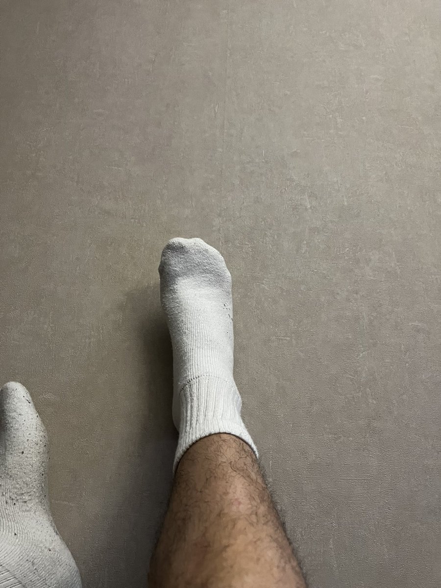 Quelle petite Chienne va manger mon 45 ? #feet #hetero #bi #gay #master #slave #slavemoney #paypal