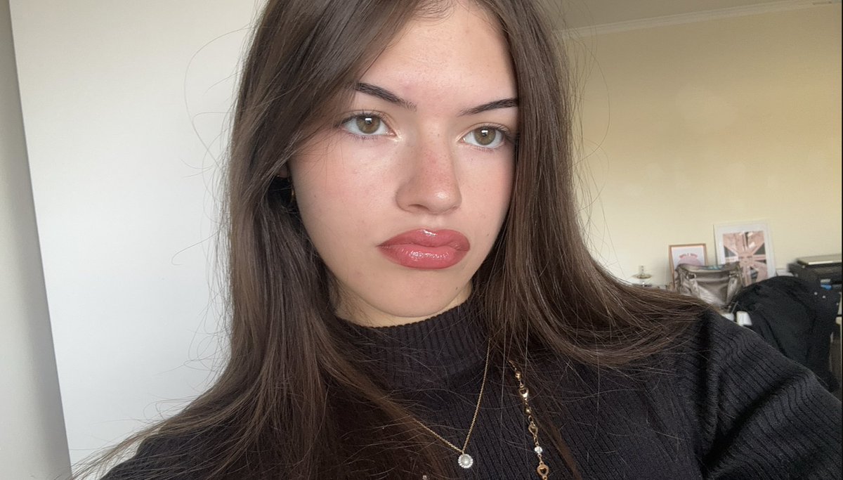 larasfmoreira's tweet photo. eu e o meu lip combo contra o mundo https://t.co/tXxPo4a9Od