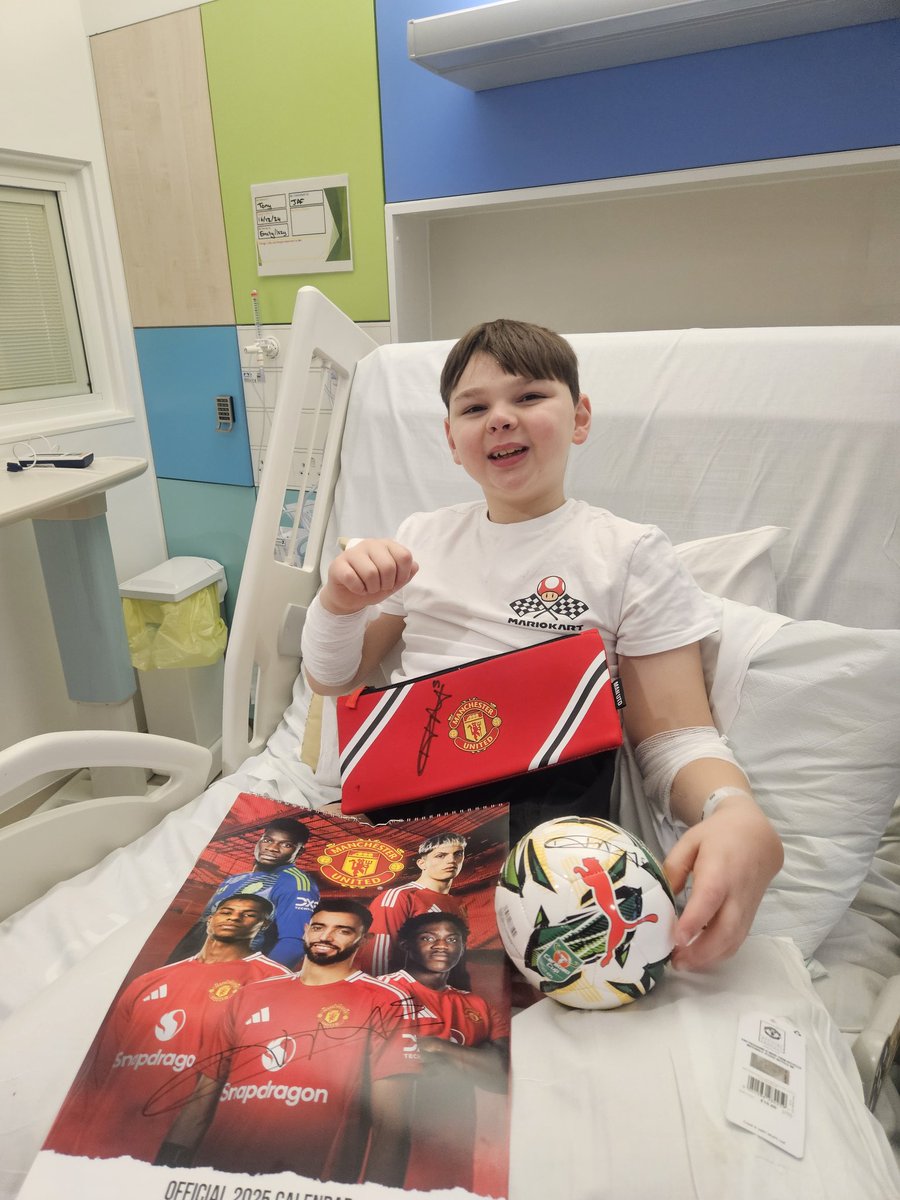 paula_hudgell's tweet photo. Tony spent 3.5 hours in emergency surgery 🙏

Incredible Mr F &amp; team repaired the hip fracture with 2 titanium plates.

Been tough 48 hrs but had a special visitor who is Patron of @SheffChildrens @HarryMaguire93 
Thank you to @J_Ennis for the hug whilst Tony was in theatre 💙💛 https://t.co/ZAbZbgyJ09