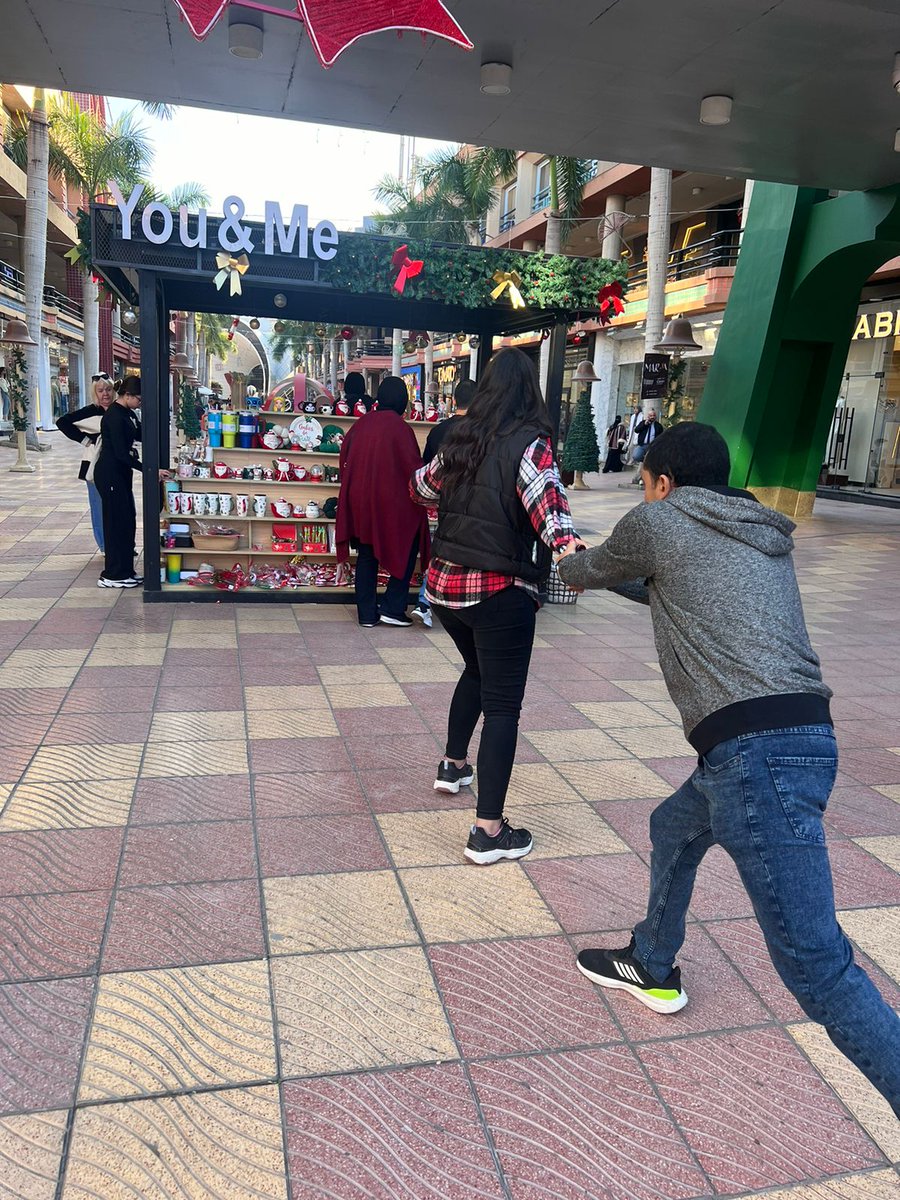 ددش لما تشوف حد بيبيع حاجات الكريسماس ..