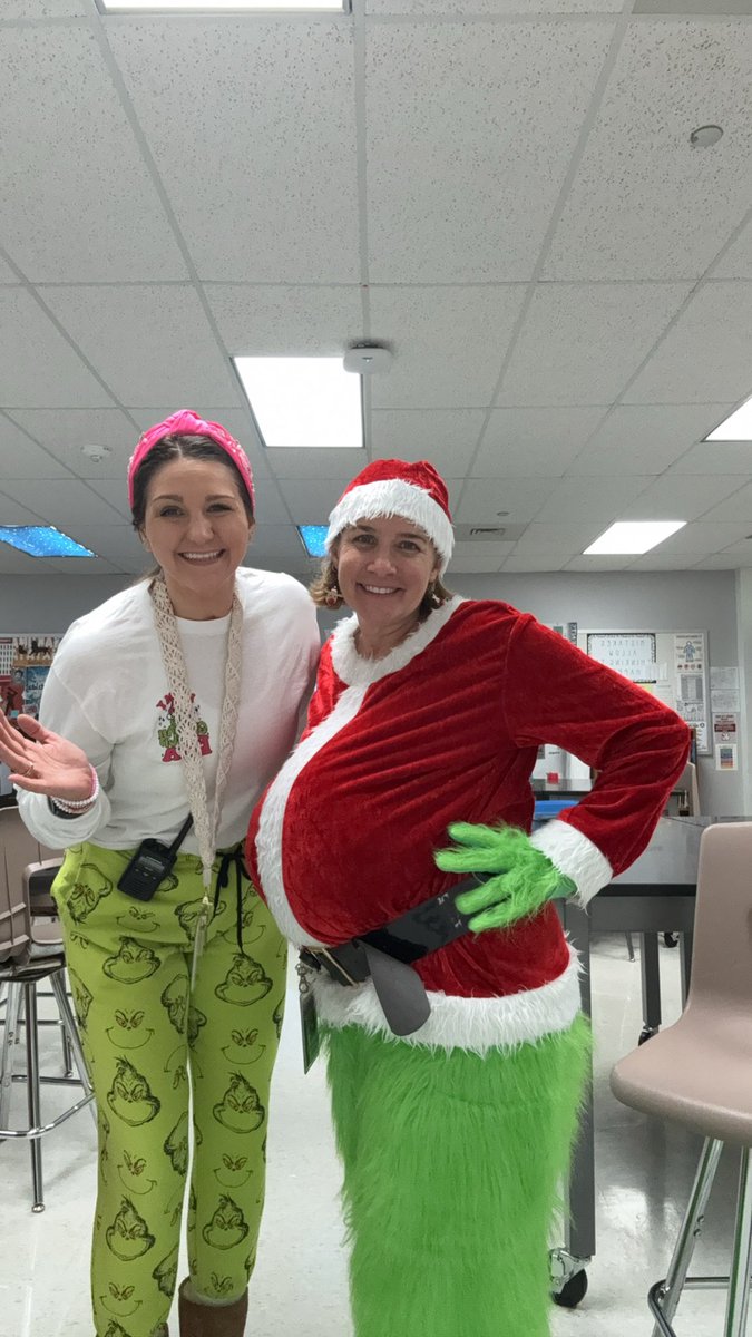 Tom’s Travelin’ Coffee &amp; Grinch day to start Monday strong before finals! 💚☕️