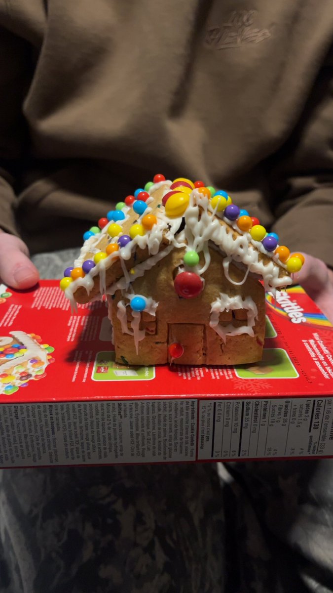 priilz's tweet photo. we made gingerbread houses but why did my bf actually do so good!? mine looks like santa crashed into the roof😭❤️ @imOohKay https://t.co/qAfb1MTNWl