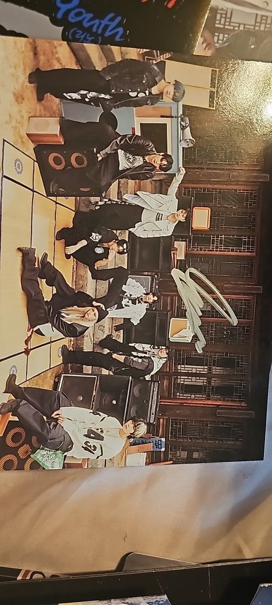 bugout68's tweet photo. Ok I've been a stay for like 2 years... I can't for the life of me figure out who's signature this is... I think Chris... anyone know? #StrayKids https://t.co/ahOwqi7drj