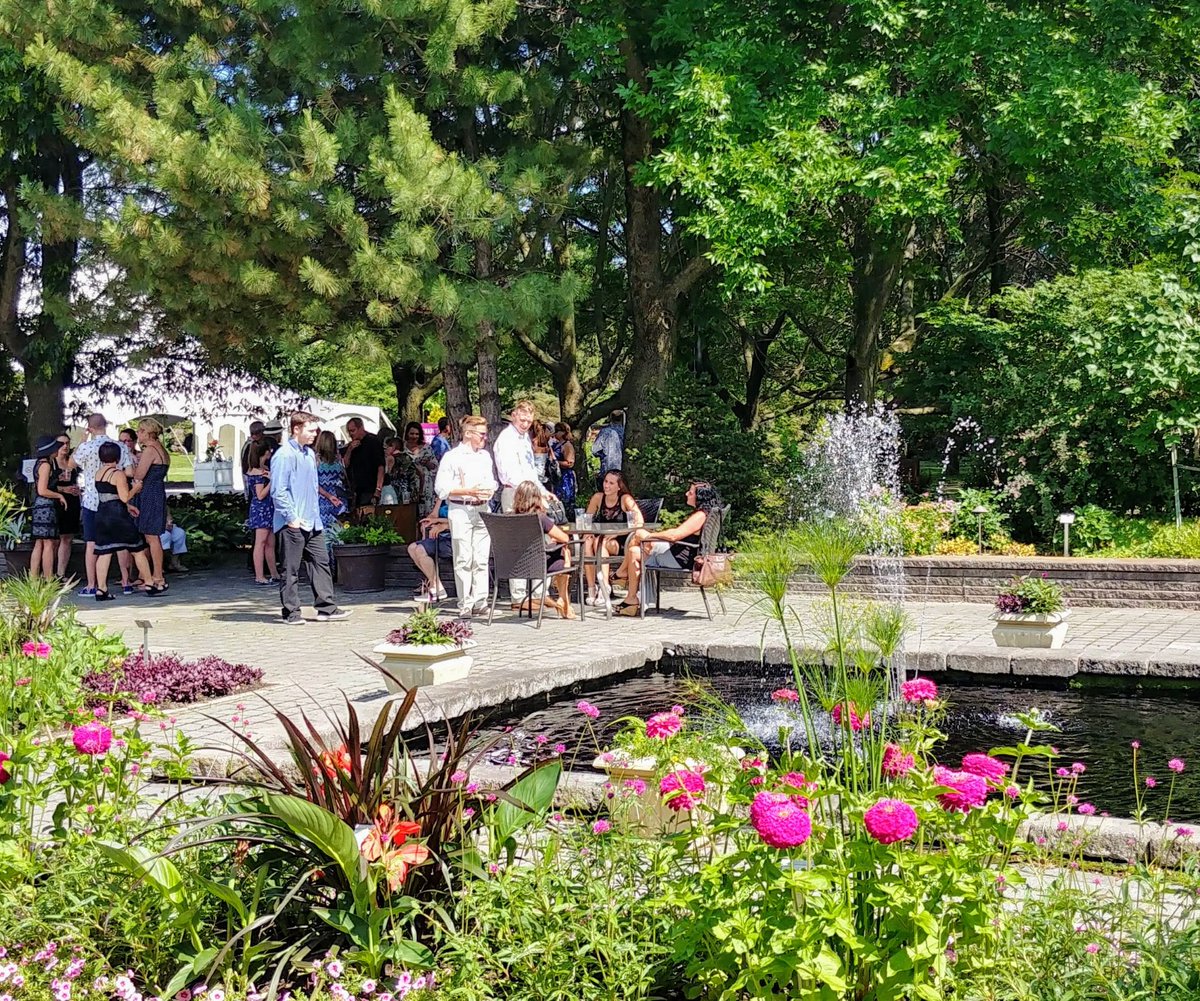 Le Jardin Daniel A. Séguin est un oasis vert à Saint-Hyacinthe, équipé d'un chapiteau de 4 800 pieds carrés. Ce site est parfait pour les mariages, les réunions de famille et d'autres événements en plein air.

Bookez dès maintenant à salleprivee.ca/fr/listing/jar… 📆