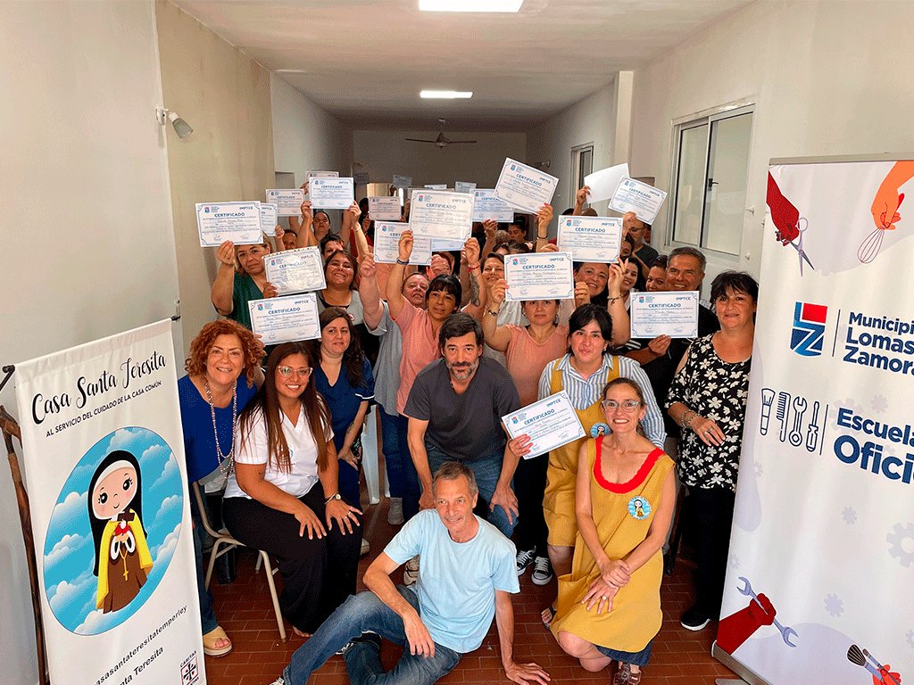 CultoLomas's tweet photo. 🎓En Casa Santa Teresita de Temperley se realizó la entrega de certificados a los alumnos del Curso de “Cuidados de Adultos Mayores Nivel I”, impartido por la Escuela de Oficios del IMPTCE.

Felicitamos a quienes completaron esta formación, destacando su compromiso y vocación.💪 https://t.co/tLk3f5xyKB