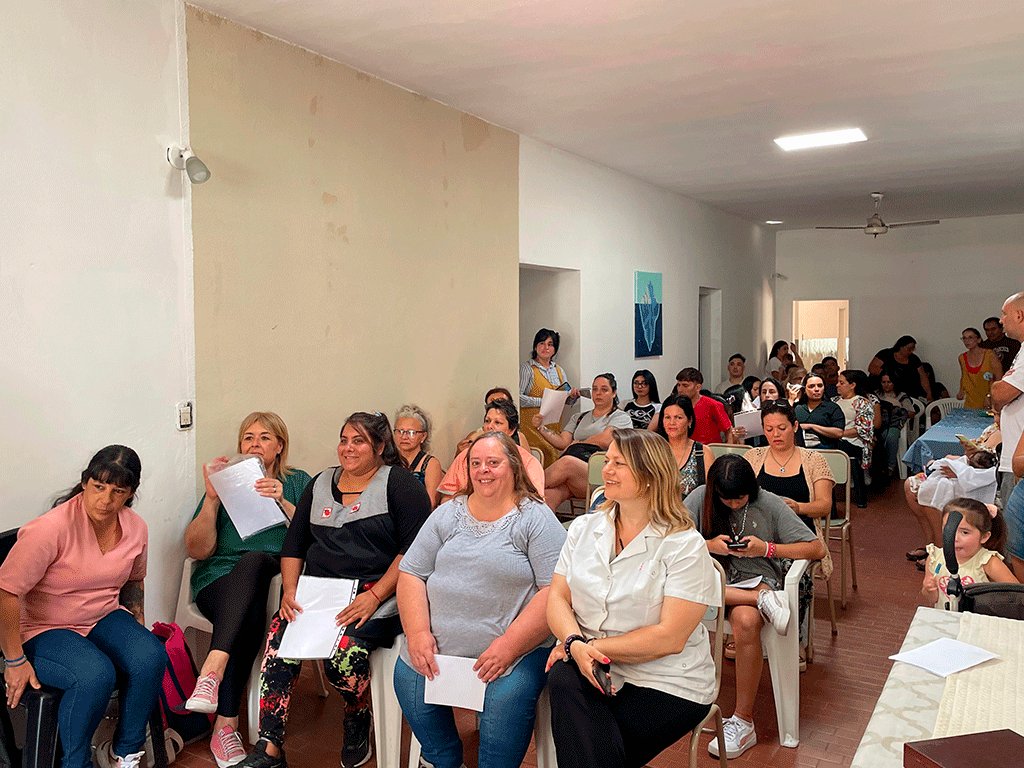 CultoLomas's tweet photo. 🎓En Casa Santa Teresita de Temperley se realizó la entrega de certificados a los alumnos del Curso de “Cuidados de Adultos Mayores Nivel I”, impartido por la Escuela de Oficios del IMPTCE.

Felicitamos a quienes completaron esta formación, destacando su compromiso y vocación.💪 https://t.co/tLk3f5xyKB