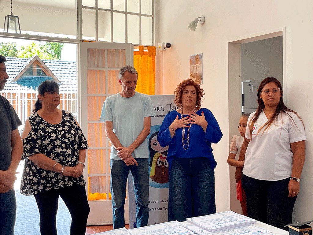 CultoLomas's tweet photo. 🎓En Casa Santa Teresita de Temperley se realizó la entrega de certificados a los alumnos del Curso de “Cuidados de Adultos Mayores Nivel I”, impartido por la Escuela de Oficios del IMPTCE.

Felicitamos a quienes completaron esta formación, destacando su compromiso y vocación.💪 https://t.co/tLk3f5xyKB