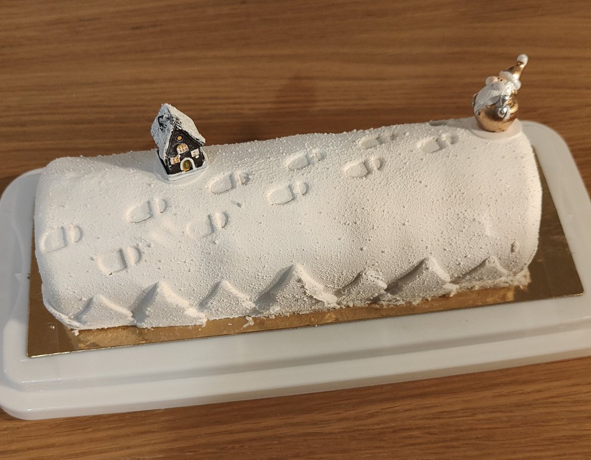 tearsofevermore's tweet image. REGARDEZ MA BÛCHE DE NOËL EFFET NEIGE