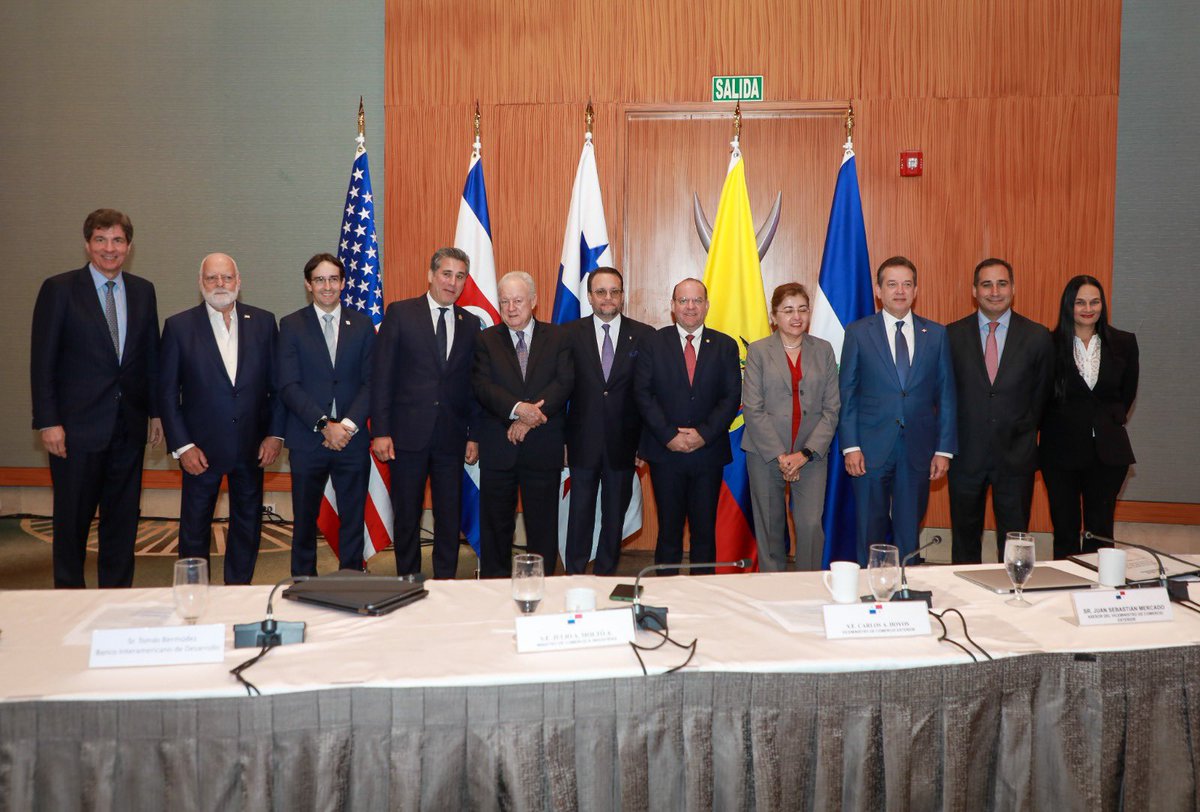itobisono's tweet photo. Con un enfoque en las cadenas de suministro, nos hemos comprometido a fortalecer los sectores de dispositivos médicos y productos farmacéuticos, sectores esenciales para el crecimiento sostenible y la competitividad de nuestros países. 

Seguimos construyendo un futuro próspero para la región.👏🏼

#ADD🇩🇴🇵🇦🇨🇷🇪🇨🇺🇸
#CrecimientoRegional 
#DispositivosMédicos 
#ProductosFarmacéuticos
