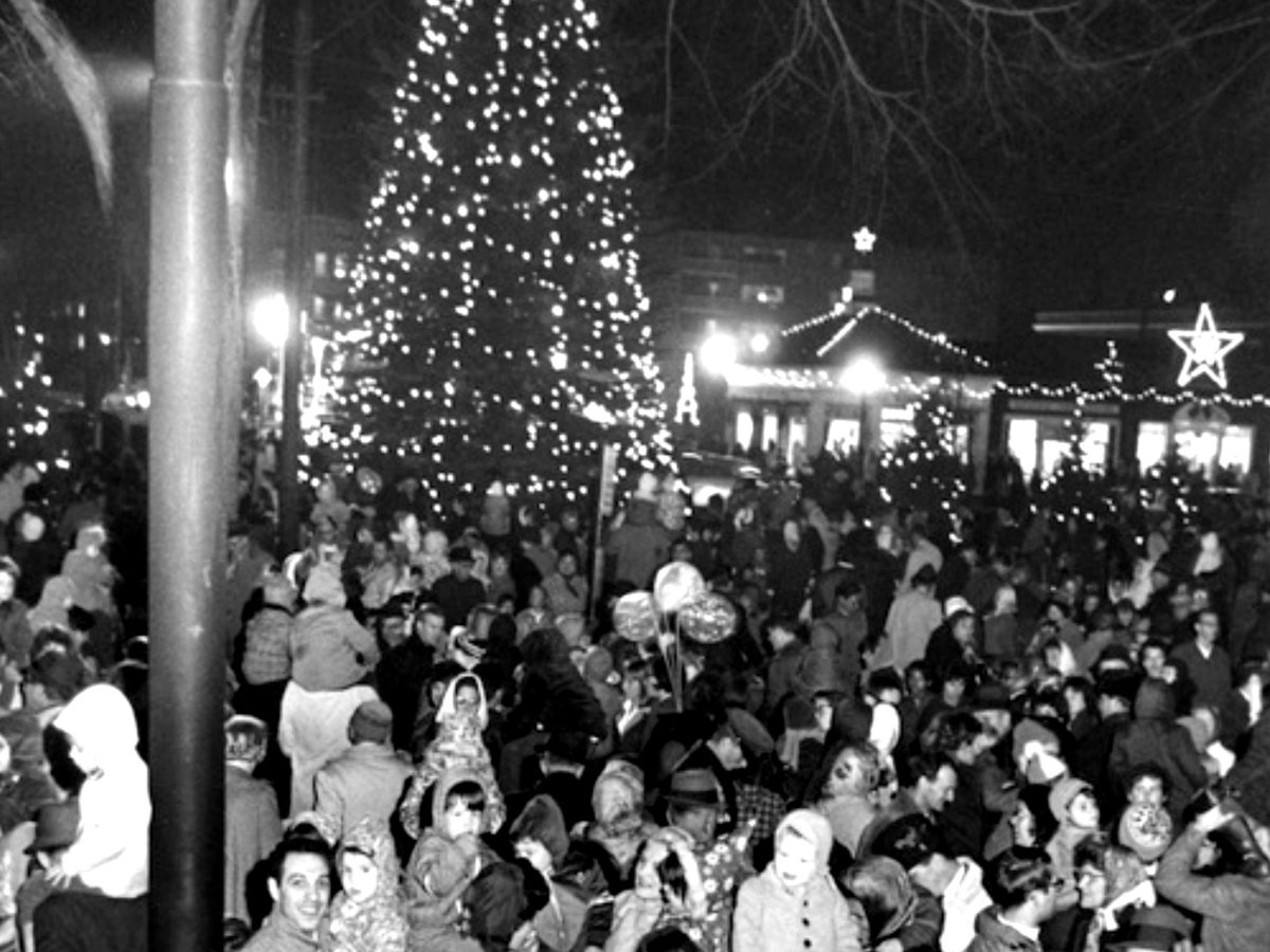 shakersquarecle's tweet photo. In 1965, Shaker Square brought the community together for the holidays—and the tradition continues. Do you have memories of this classic Cleveland tradition? Make sure to stop by and enjoy the festive charm of the Square this season!
#cleveland #wearebuckeye #shakersquare https://t.co/10s1k7eBsc