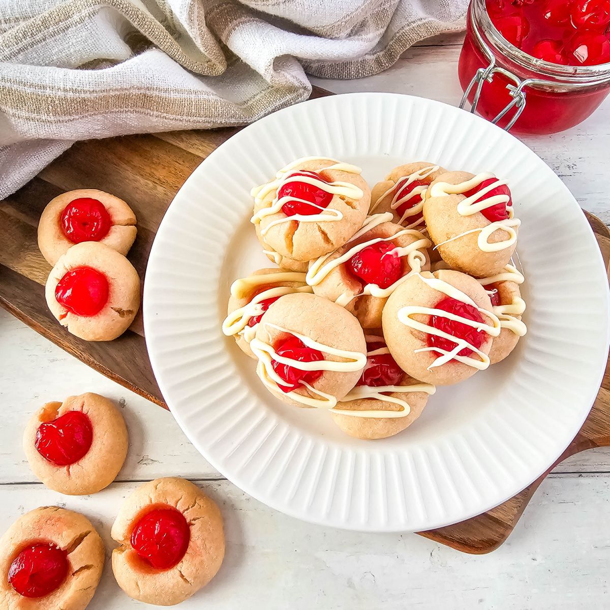 AKitchenHoor's tweet image. RT @Blogghetti
Cherry Almond Shortbread Cookies are filled with rich almond flavor and a sweet cherry in the middle.  Perfect for the holidays or anytime. #cherry #shortbread #ChristmasCookiesWeek buff.ly/4iyXHAv