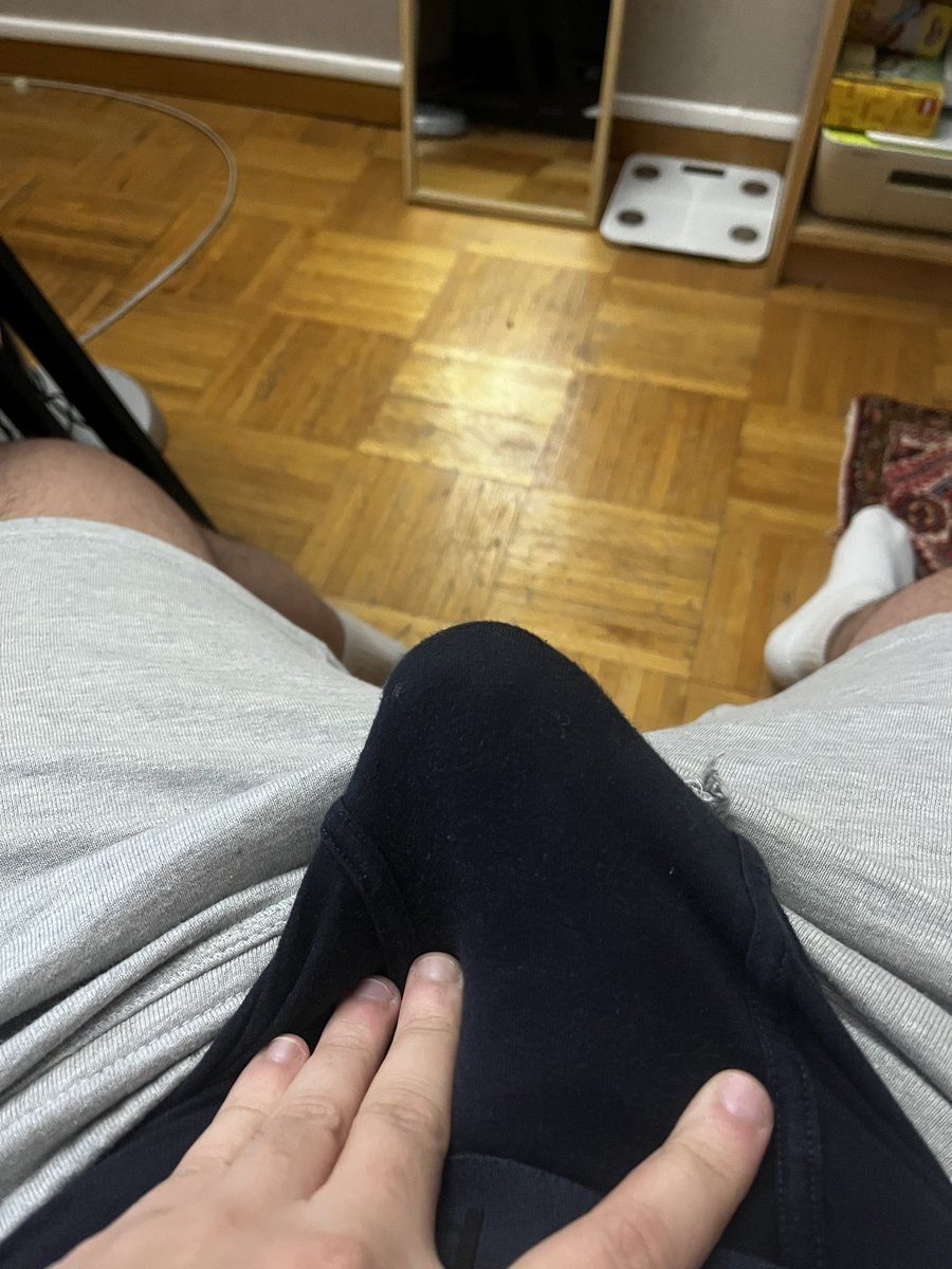 Quelle soumis veux me lécher les pieds ? 
#bulge #arabe #hetero #bi #gay #feet #master #moneyslave #slave #paypal